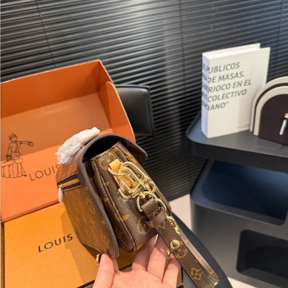 Louis Vuitton Classic Monogram Crossbody Bag - Picture 4 of 8